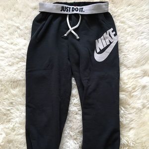 Nike Cropped Sweatpants